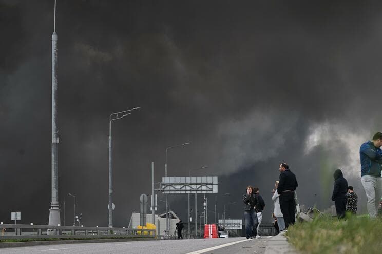 ウクライナの大規模無人機攻撃で、黒煙に包まれるモスクワの製油所周辺（写真／共同通信社）