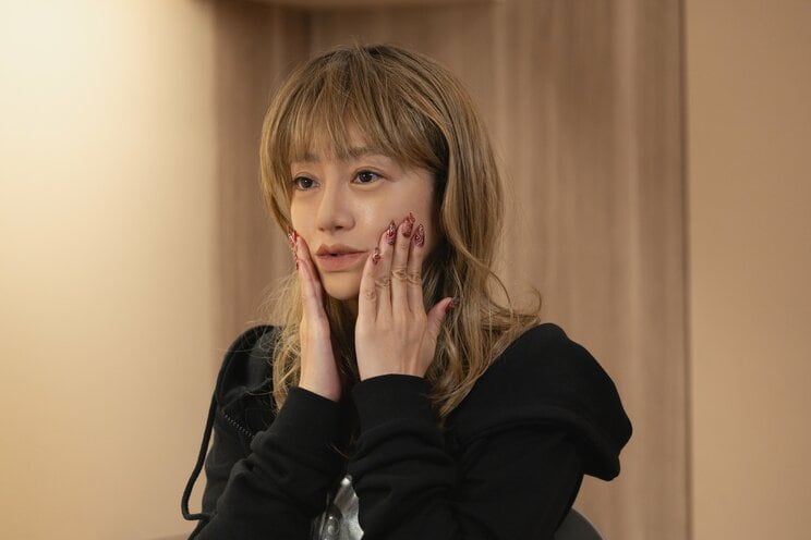 整形依存症のホステス役として出演する安達祐実さん　写真／Netflix提供
