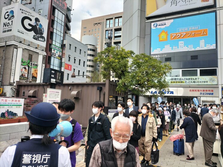 〈祝・侍ジャパン世界一!!〉渋谷の街は“無風”と思いきや…大盛況スポーツバーに潜入レポ「桜も満開、WBCも世界一。日本がパッと明るくなった気分」「午後からの仕事もがんばれそう」グシャグシャの号外を歓喜して読む姿も_13