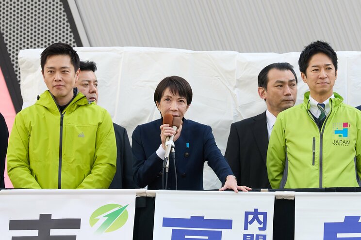 1月27日、自民党の聖地・秋葉原で演説をする日本維新の会の吉村洋文共同代表（左）と高市早苗首相（中央）、藤田文武・維新共同代表（右）（撮影／集英社オンライン）