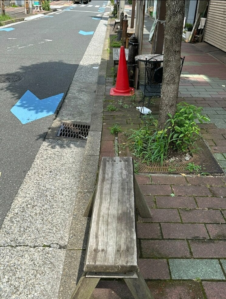 ズラリと並ぶ縁台の中にはテーブルまで
 