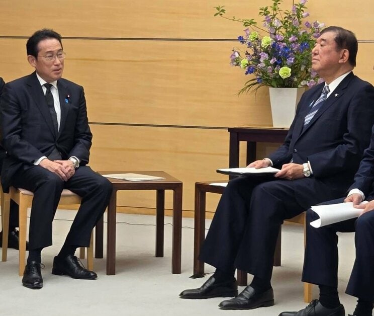 「資産運用立国2.0」提言を岸田前首相(左)から受ける石破首相(写真／石破首相SNSより引用)