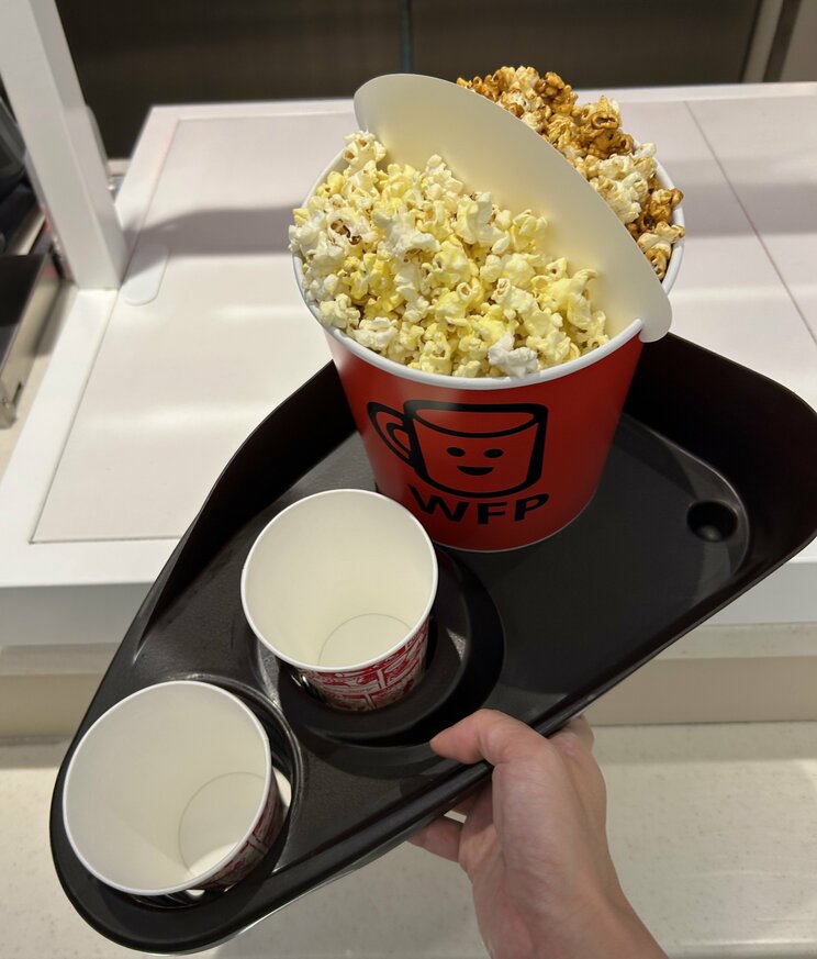 ポップコーンを食べるのにも気づかいが（撮影/集英社オンライン編集部）