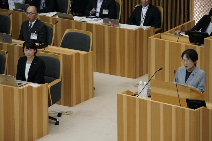 9月26日、前橋市議会で事実上の辞職要求をした共産党の小林久子市議（右）を横目で見る小川晶市長（撮影／集英社オンライン）