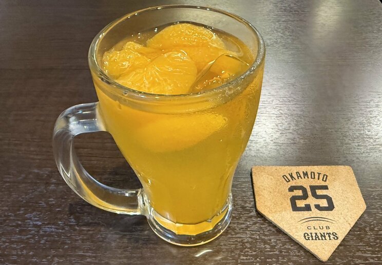 みかんとマンゴーで巨人のチームカラーをイメージした人気メニュー「闘魂G党サワー」（撮影／集英社オンライン）