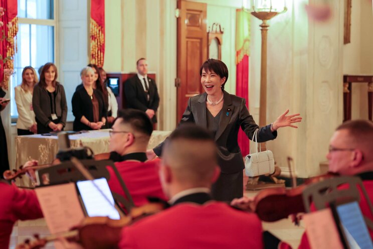 日米首脳会談において高市首相は「世界中に平和と繁栄をもたらせるのはドナルドだけ」と持ち上げた(高市首相Xより)