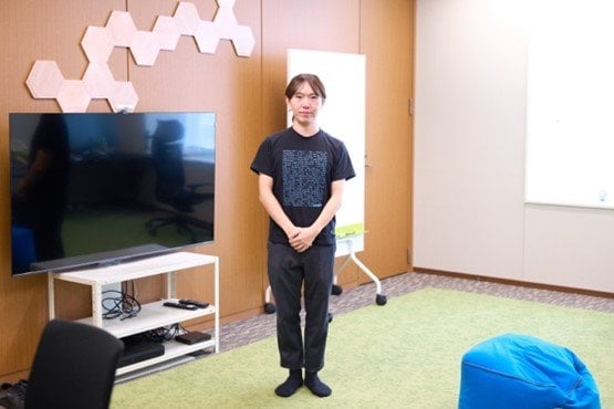 参議院議員会館の安野さんの部屋は芝生風の絨毯(撮影/村上庄吾)