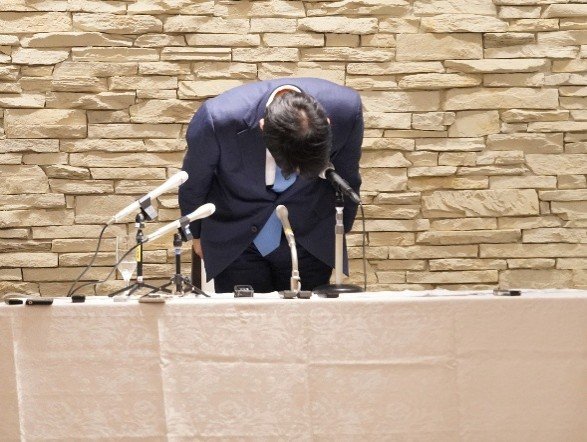 9月29日、記者会見で頭を下げる山中竹春氏　撮影／集英社オンライン