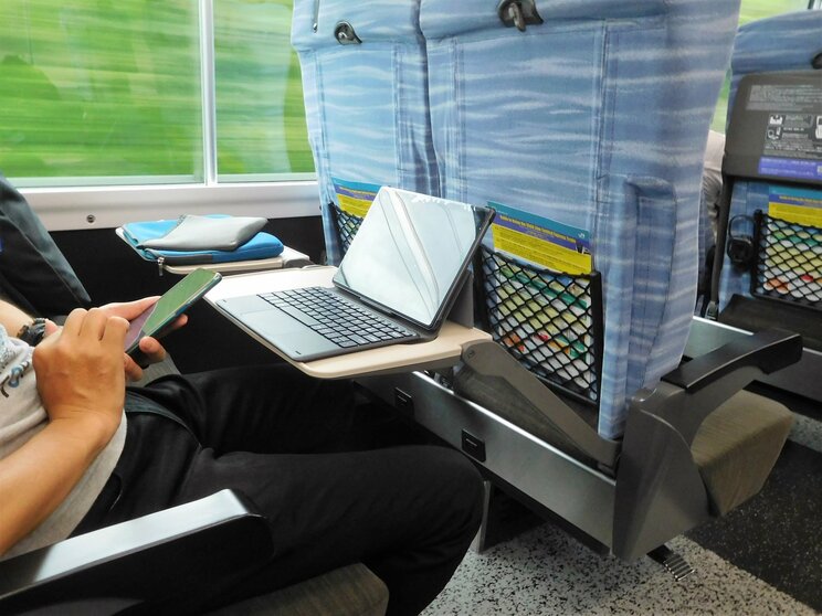 休暇中もスマホ、タブレット、PCで仕事ができる便利さもあるが…（写真／PhortoAC）