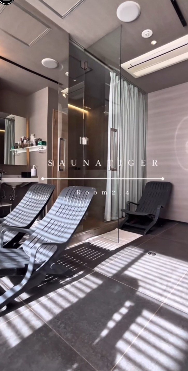 〈赤坂・超高級サウナ２人死亡〉「非常ボタンを押した形跡もあった」外れたドアノブ…タレントが広告塔、月額39万コースも「シェフがつくる食事も飲み物も全て無料でした」_11