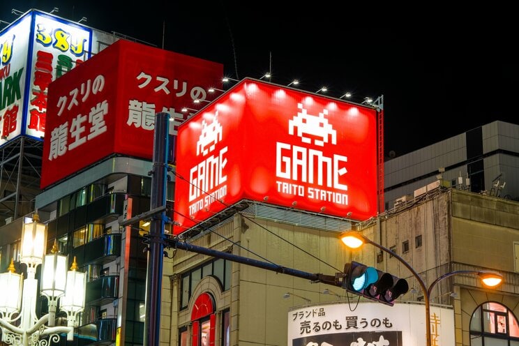 風営法による立地規制や初期投資の負担から、小規模なゲームセンターは新規開店のハードルが高い一方、大通り沿いでは大型店の存在感が増している（写真／Shutterstock）