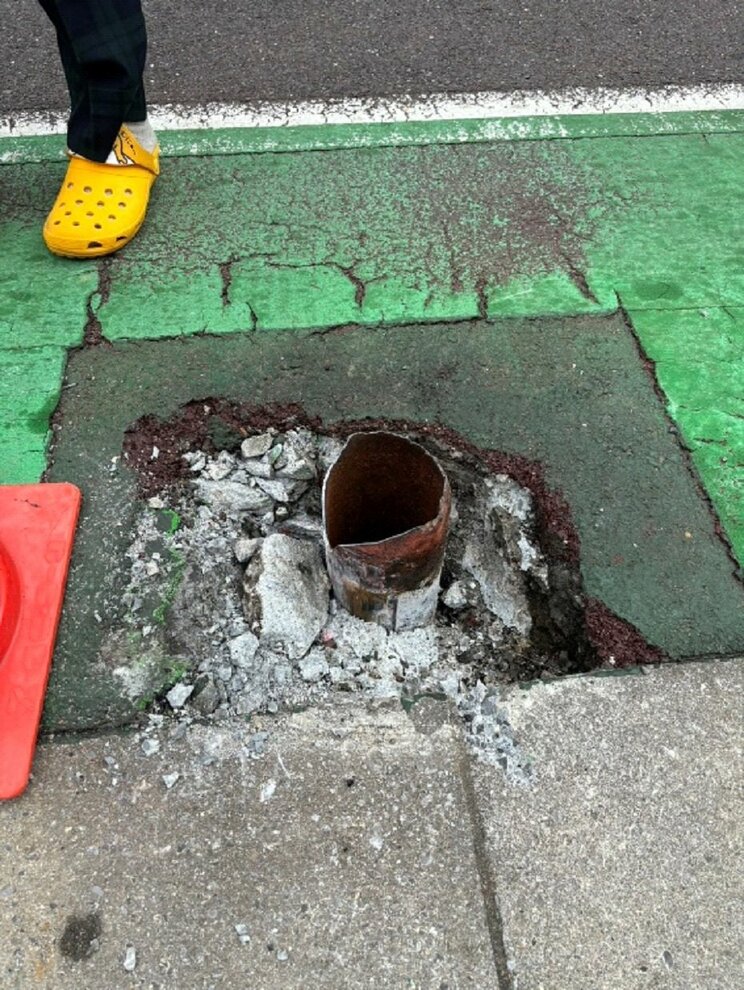 事故の衝撃で破壊されたポール