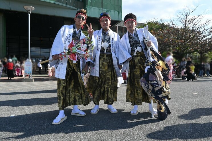 おそろいの袴姿でポーズを決める３人