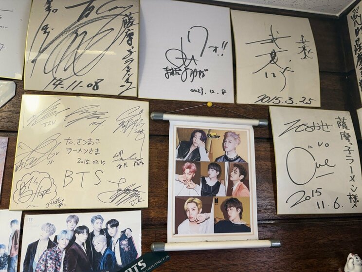 店内に飾られているBTSのサイン