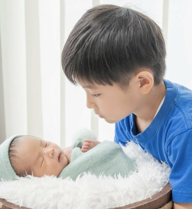 第二子を優しく見つめる長男（本人インスタグラムより）