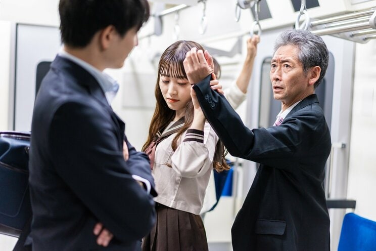 痴漢の現行犯をとりおさえる瞬間　※写真はイメージです（写真／PhotoAC）