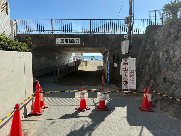 海岸は無人に（写真／地元住人提供）