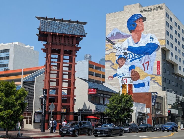  ロサンゼルスの街で見られる“二刀流・大谷”の巨大壁画
