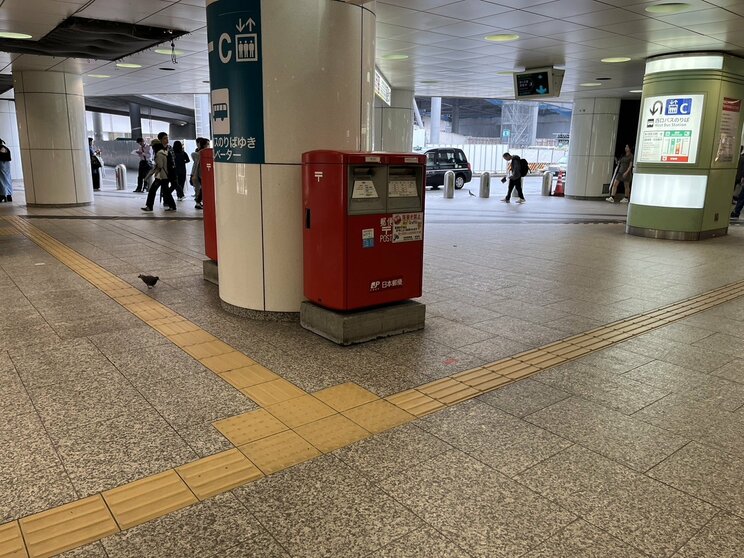 終電を過ぎると数十人のホームレスが寝床にする新宿駅西口地下