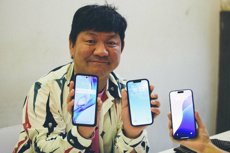チャンスさんが右手に持つのが時間のズレたチャンス大城さんのスマホ　中央・右はスタッフのもの