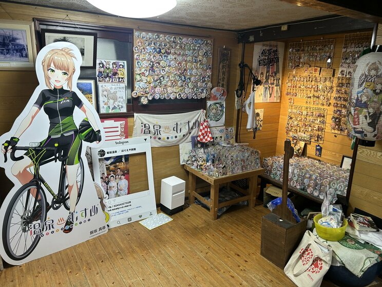 「実家のオタク部屋かと思ったら旅館だった」SNS騒然…“天井までグッズ”の客室が生まれた意外な理由_10