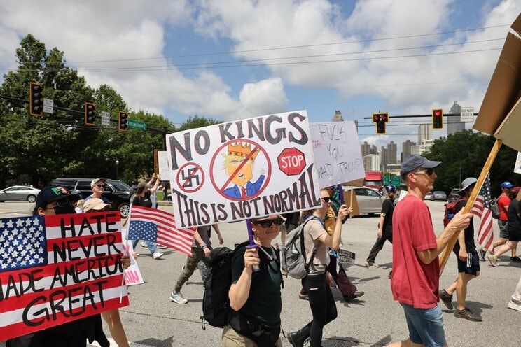 全米各地で行われた「No Kings（王はいらない）」デモ　写真／Shutterstock