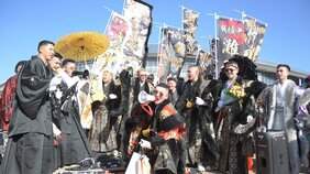〈画像多数〉「カッコよく撮ってくださいよー!」 今年もド派手な衣装で盛り上がりを見せた北九州・二十歳の記念式典密着ルポ