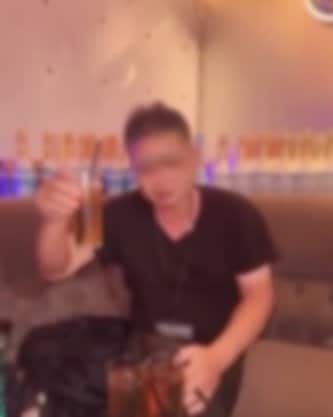 コンカフェで酒を飲む鬼塚氏（本人ＳＮＳより）