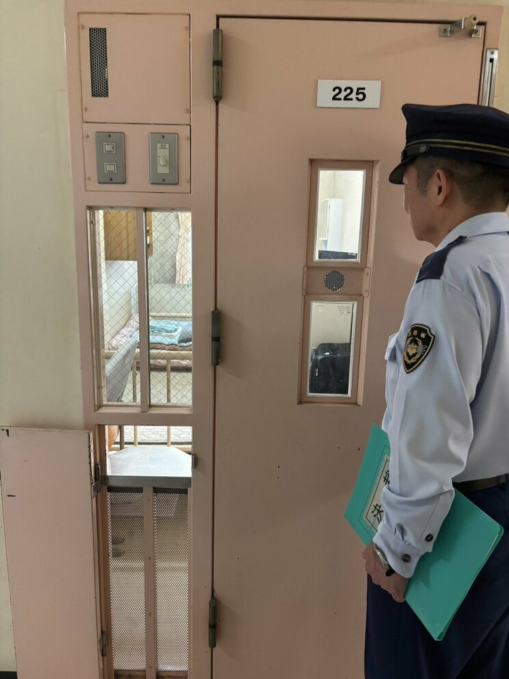 栃木刑務所の単独室。白永氏によれば、受刑者が窓や通気口などに便を付着させ、刑務官が清掃することもあるという