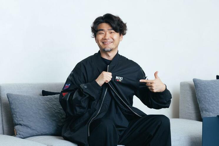 木村社長のジャケットにはMIXIのコンテンツやロゴのワッペンがついている（撮影／二瓶彩）