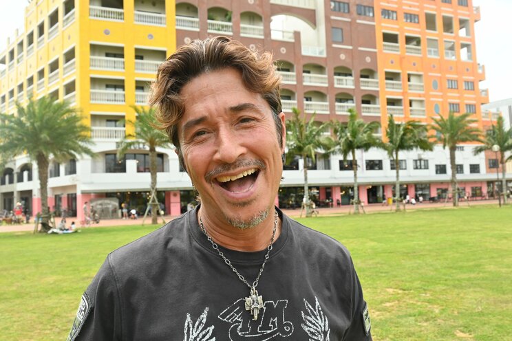 〈何度目だ羽賀研二！〉「一度に2人の女性にキスしたり触ったり…」不同意わいせつ容疑で4度目の逮捕…沖縄で囁かれていた64歳悪ノリ伝「最近はユーチューバーとして再起も」_17