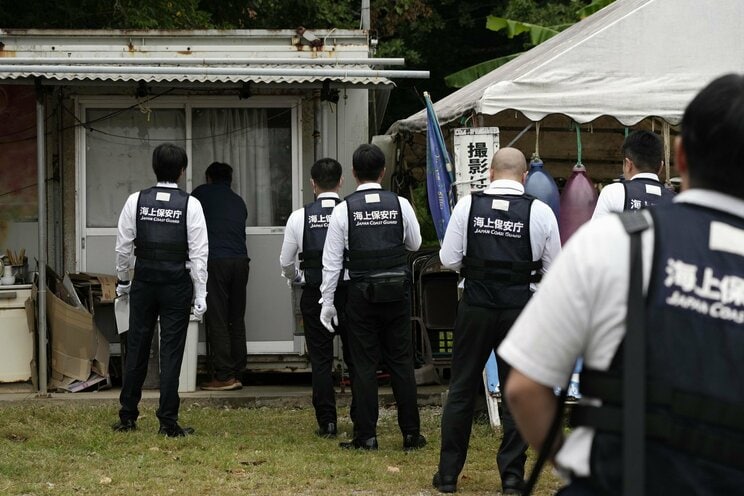 
捜索の海保係官 転覆船運航団体を家宅捜索（写真／共同通信社）
