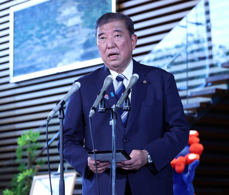 ９月２日、自民党の両院議員総会後、記者団の取材に応じる石破首相