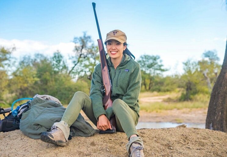 ライフルを持つゆかさん（写真／本人Instagramより）