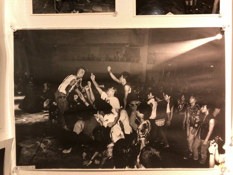 1980年代インディーズシーンの熱狂を伝える写真展（Action Portrait-GIG-Photo by Gin Sato 2017 10/28-11/5）に展示された、GHOULのライブ写真