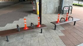 〈人を座らせないベンチ〉東京・新宿の“意地悪ベンチ”に批判続出! 一方、下町では真逆の試み…ベンチだらけの商店街を取材