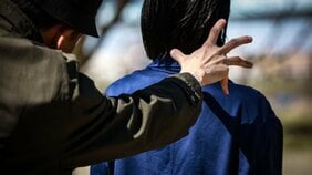 「僕なら有力な批評家やコレクターを呼んであげられる」著名キュレーターが若手女性作家をホテルに呼び出し、肉体関係を迫り、暴言を浴びせ…日本の美術界にはびこる「ギャラリーストーカー」の闇