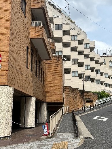 隣接するマンションと坂上にある桜蔭学園（撮影／集英社オンライン）