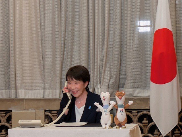 ミラノ・コルティナ五輪の金メダル獲得第1号となった木村葵来選手にお祝いの電話をする高市早苗首相（本人SNSより）