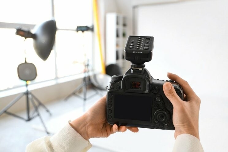 撮影では女性たちとの距離感を意識している