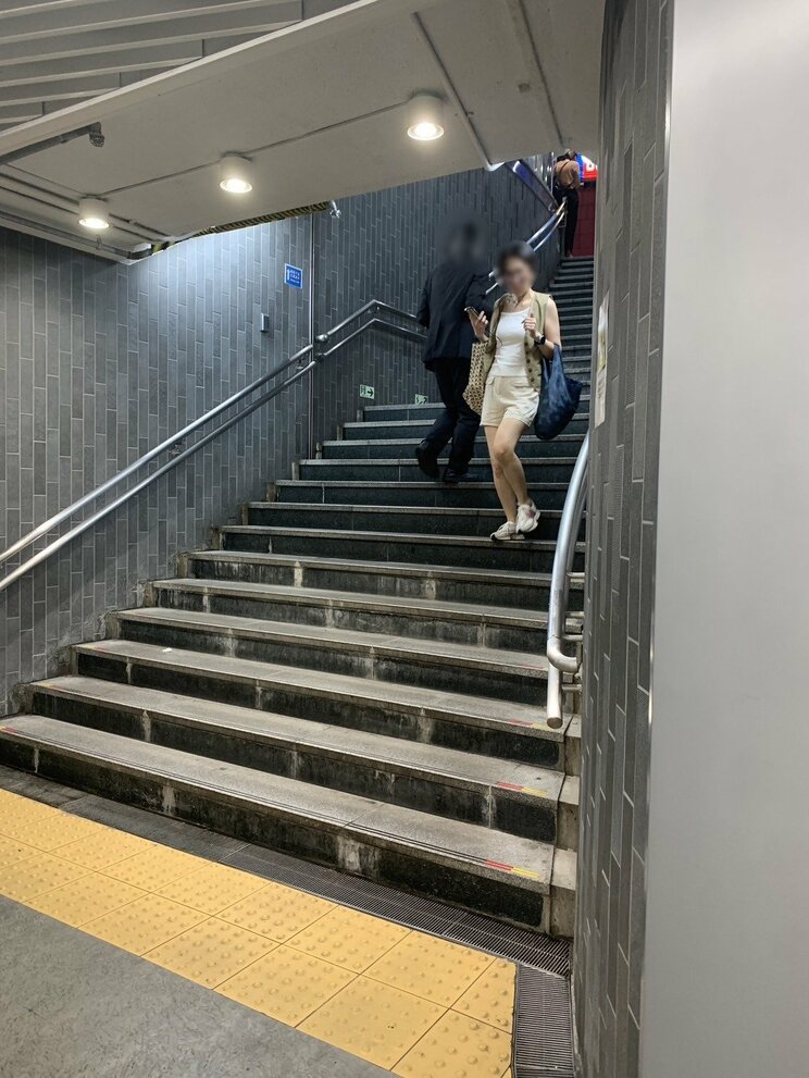 〈“触らない痴漢”が急増？〉女性の真後ろに立ってクンクン、息をフッ…「触られてないから声をあげられない」「ギリギリのラインを攻めてくるのが許せない」福岡ではリアルタイムで監視できる防犯カメラを地下鉄に導入_9
