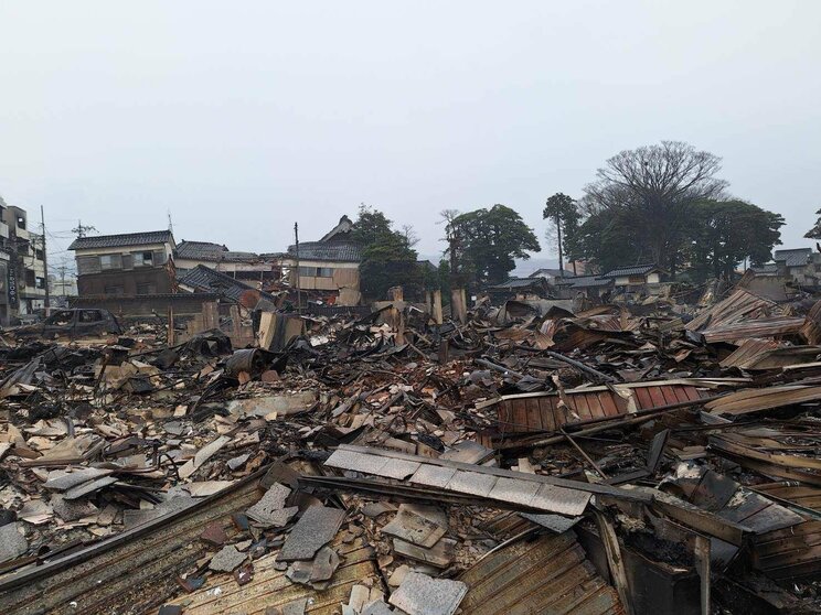 「離れろっ！」余震のなか響く消防隊員の叫び…焼け野原となった町、倒壊した建物、塞がれた道…能登半島地震の爪痕〈迫る“発生から72時間”と決死の救助活動〉_22