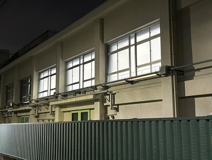7月３日夜、保護者説明会が開かれた滝野川第三小学校（撮影／集英社オンライン）