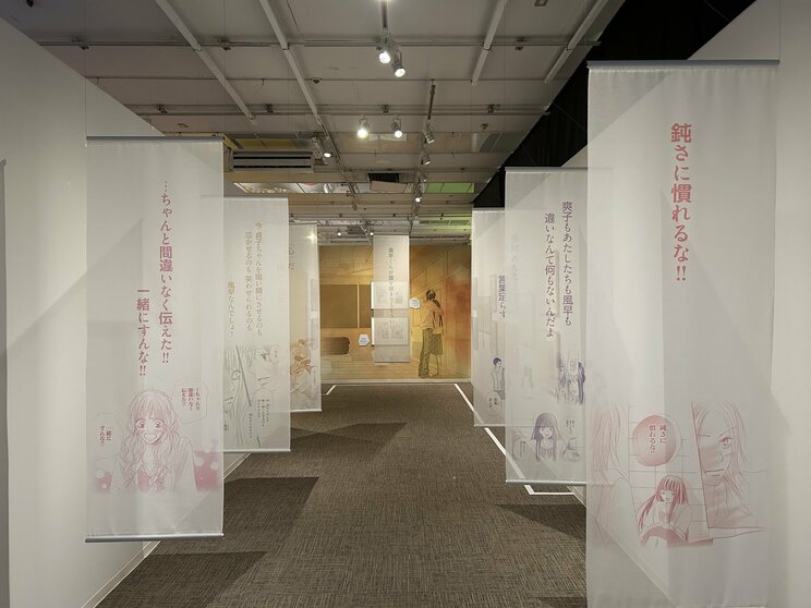 《潜入レポート》「SPY×FAMILY」初の展覧会が開催中。フォージャー家のリビング再現に、アーニャの百面相も。ミッションクリアで限定「ステラ」をゲットせよ！_2