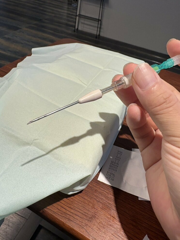 透析で使う針。血管を残す部分と、抜き取る内針の二重構造になっている