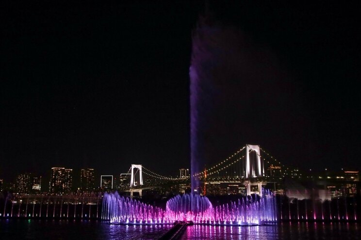 2026年に運用を開始した大型噴水「東京アクアシンフォニー」は噴水の動きに音楽や光を組み合わせた演出で新たなにぎわいの創出を目指している（写真／AdobeStock）