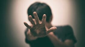 「飛び降りろ！」妹に真冬のベランダへ閉め出され…東大卒・有名評論家の父、上昇志向の強い母、優秀な妹…エリート家庭に育った男性はなぜひきこもったのか