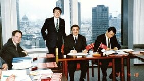 経済小説家・黒木亮を培った激動の6年間。黒木亮『メイク・バンカブル!イギリス国際金融浪漫』黒木 亮×加藤正文対談