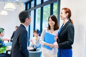 「TOEIC満点でも本当の英語はしゃべれない」と言われるのはなぜか？　英語ネイティブが不自然な英語に極めて不寛容な理由