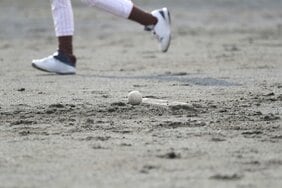 「1人の女子生徒が突然、バッタリと倒れた」誰も助けようとしなかった甲子園の開会式…日本人の多くが「何もしないほうが得」と考えている危険